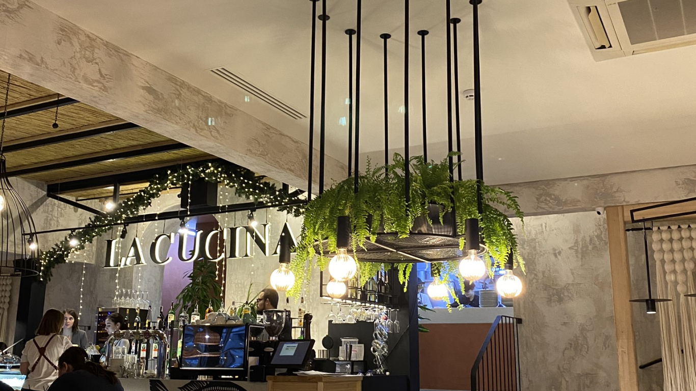 Обои дизайн интерьера, скатерть, мебель, таблица, постельное белье в разрешении 1366x768