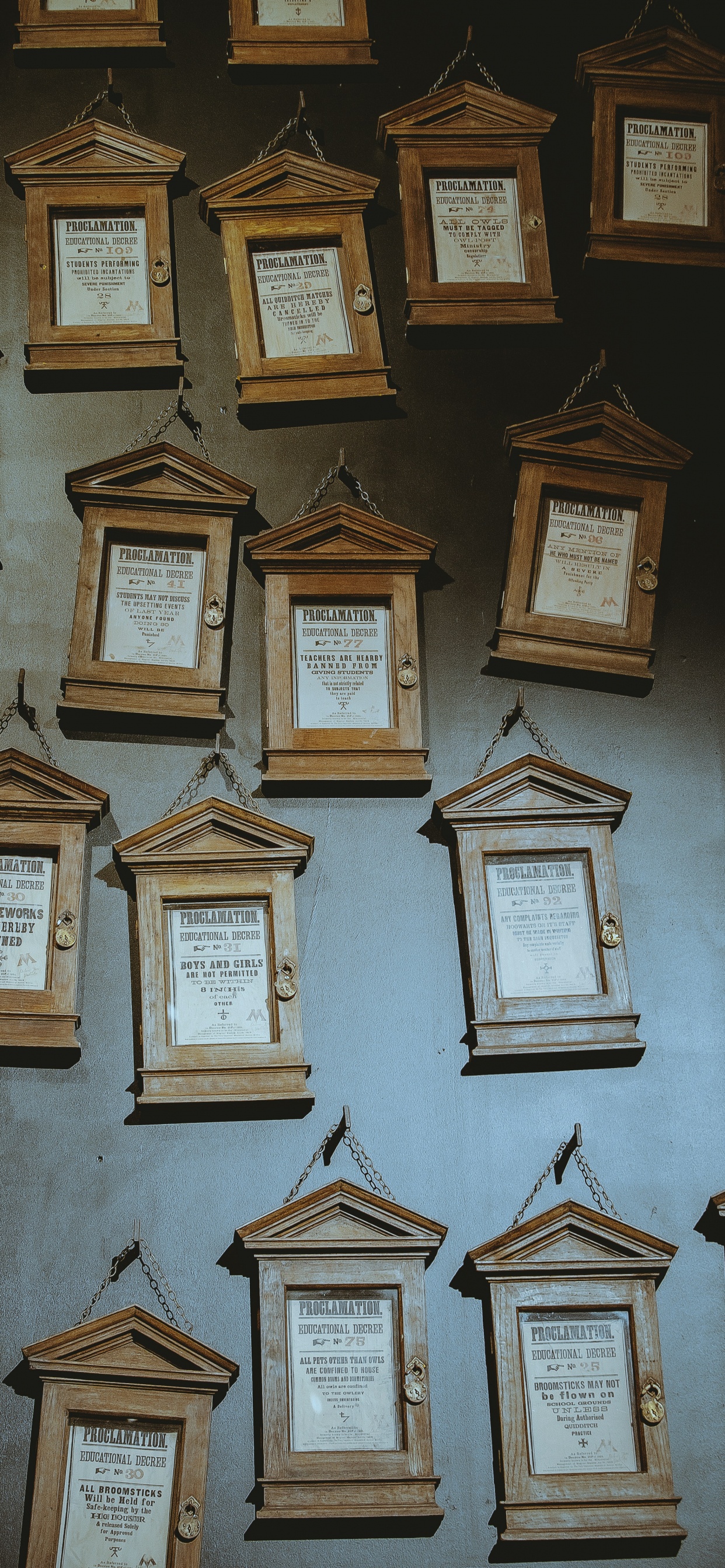 Обои Гарри Поттер, Хогвартс, стена, лондон тур по студии warner bros, Профессор Альбус Дамблдор в разрешении 1242x2688