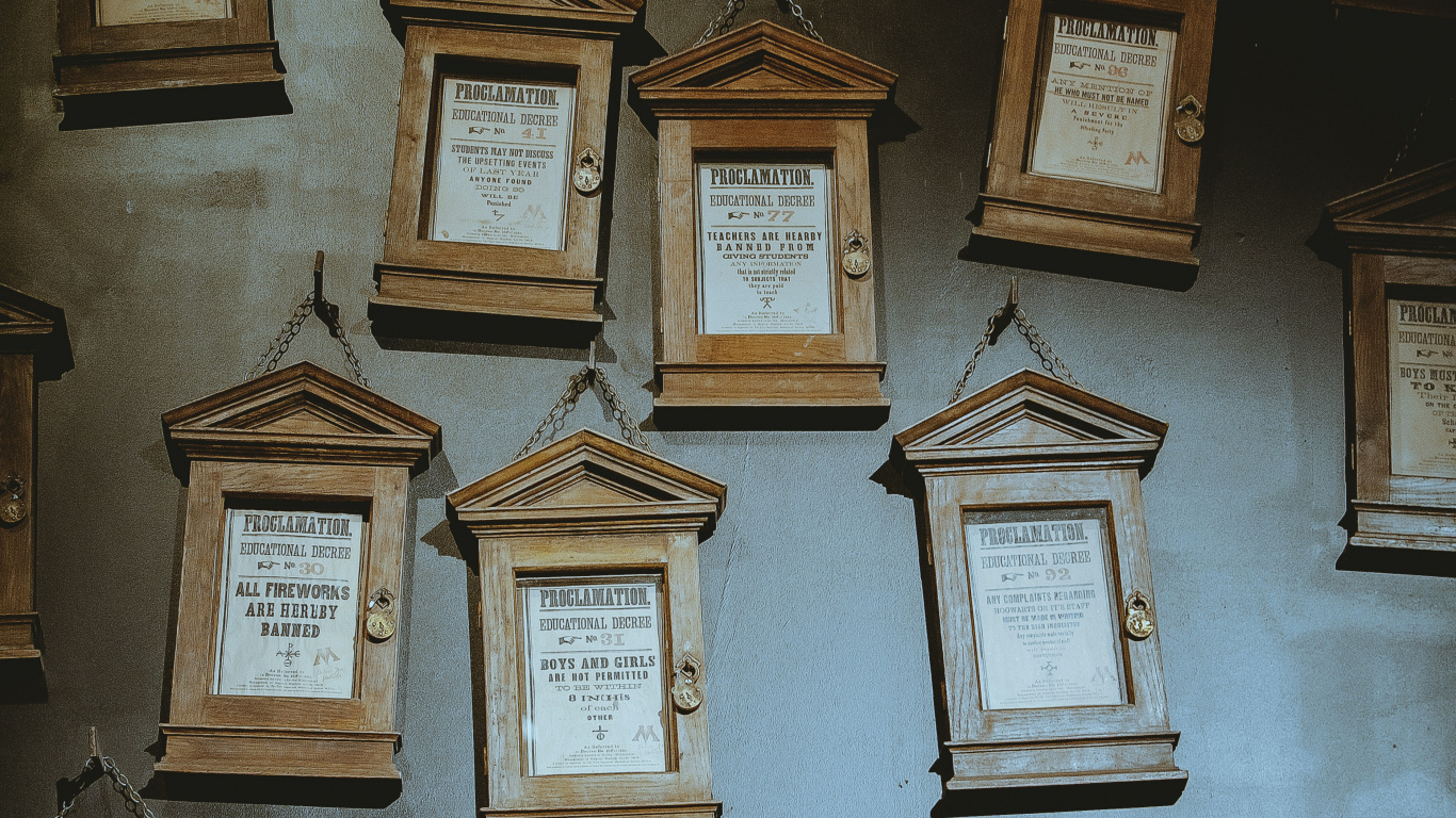 Обои Гарри Поттер, Хогвартс, стена, лондон тур по студии warner bros, Профессор Альбус Дамблдор в разрешении 1366x768