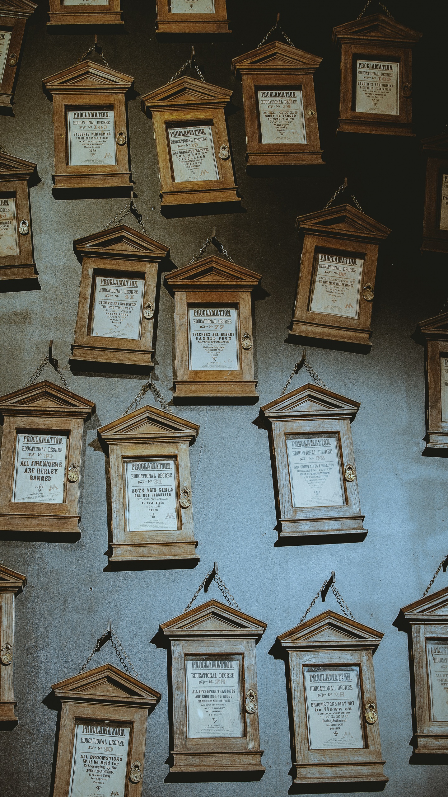 Обои Гарри Поттер, Хогвартс, стена, лондон тур по студии warner bros, Профессор Альбус Дамблдор в разрешении 1440x2560