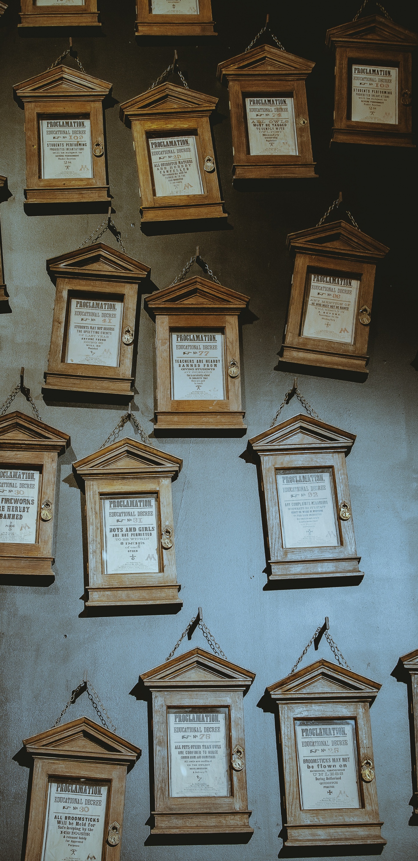 Обои Гарри Поттер, Хогвартс, стена, лондон тур по студии warner bros, Профессор Альбус Дамблдор в разрешении 1440x2960