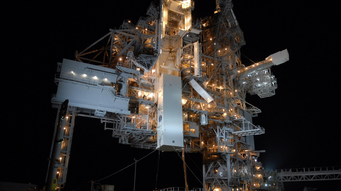 Обои ночь, космос, НАСА, астронавт, промышленность в разрешении 1366x768