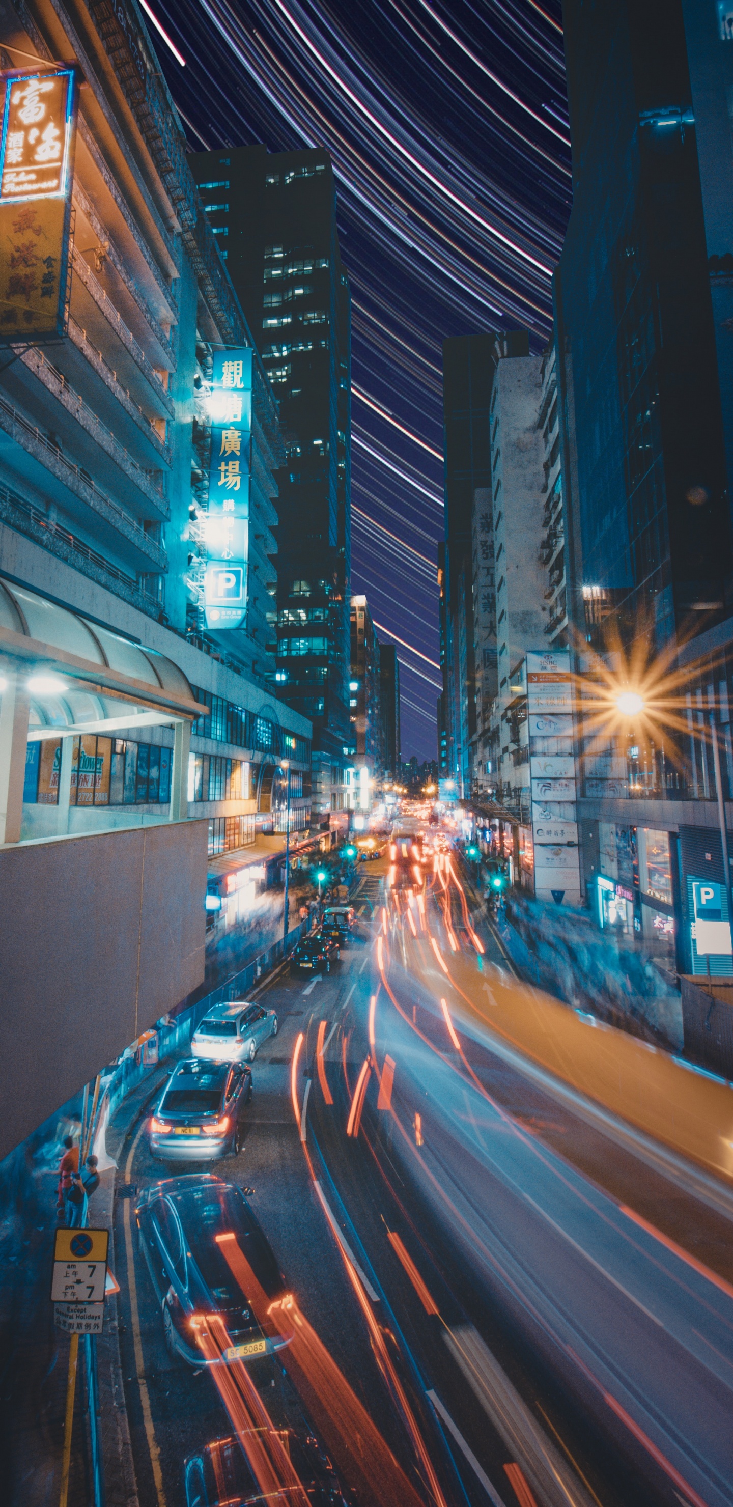 Обои здание, автомобильное освещение, инфраструктура, небоскреб, электричество в разрешении 1440x2960