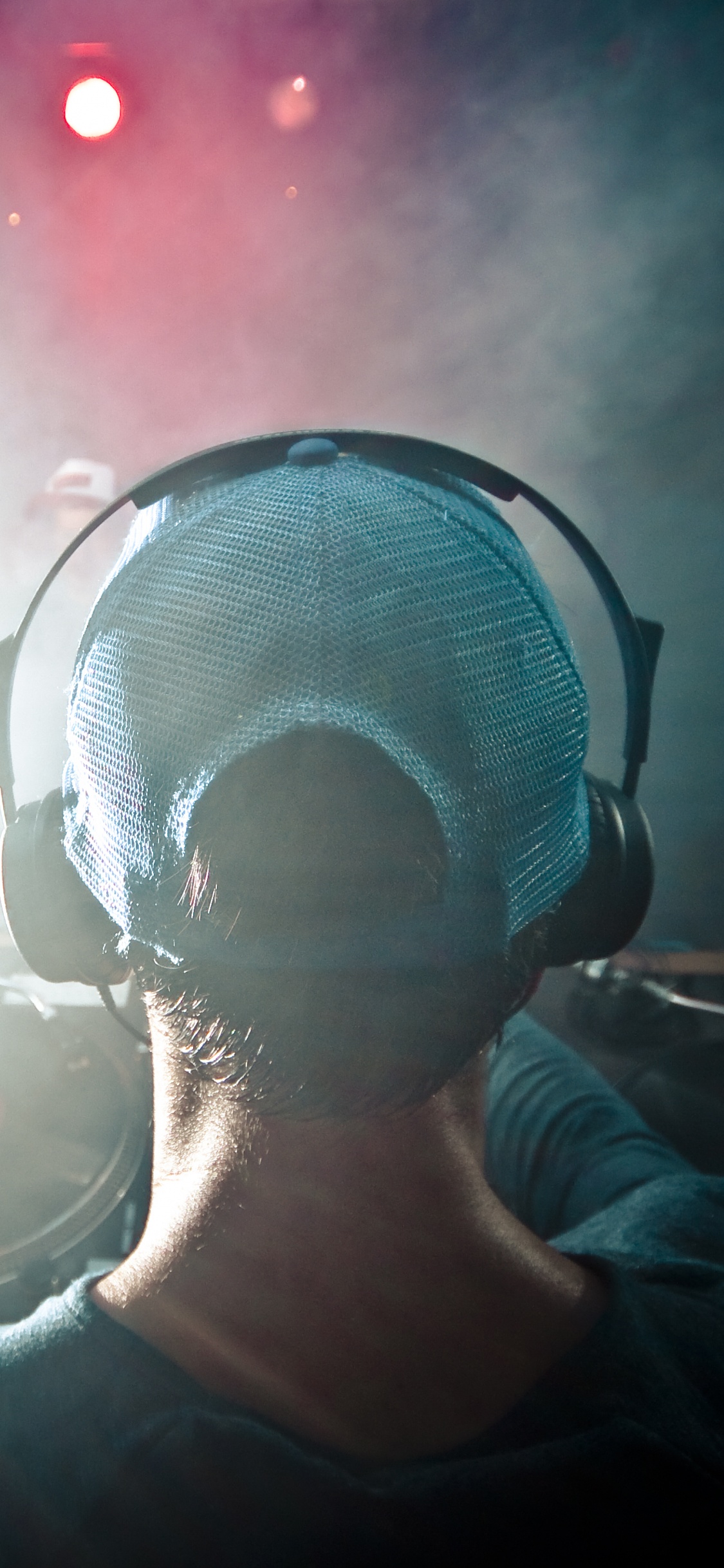 Обои электронная танцевальная музыка, космос, диск жокей, аудио, граммофонная пластинка в разрешении 1125x2436