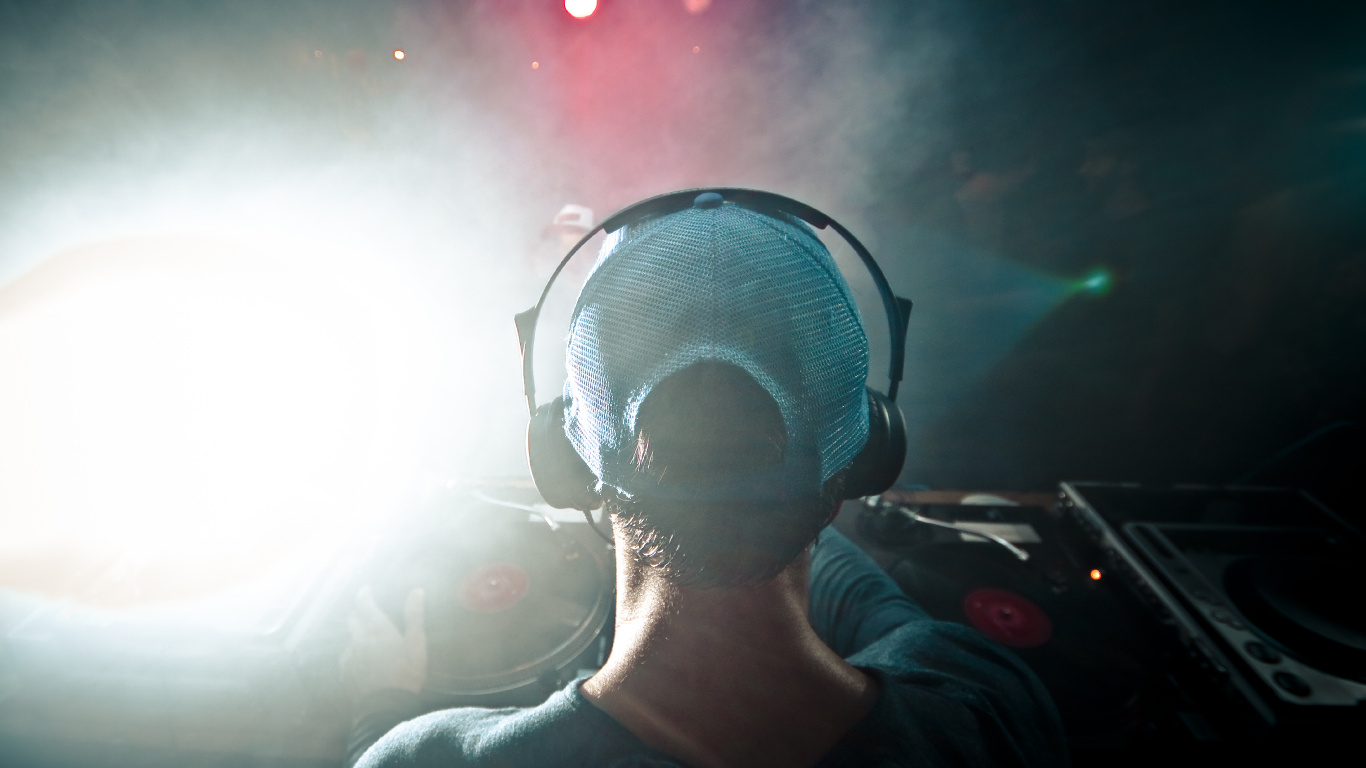 Обои электронная танцевальная музыка, космос, диск жокей, аудио, граммофонная пластинка в разрешении 1366x768