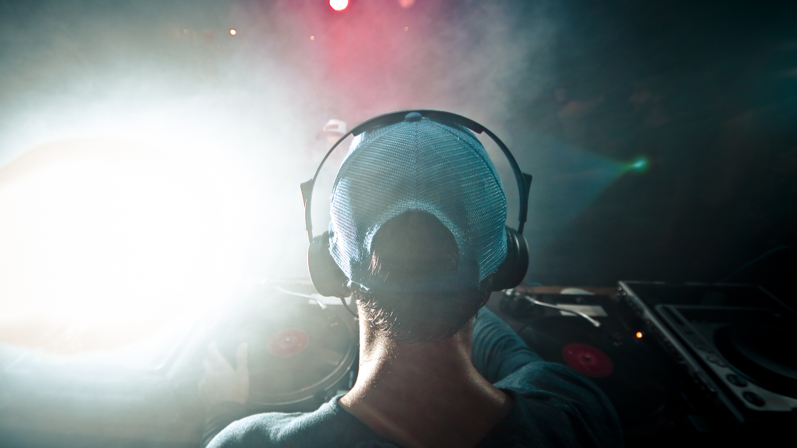 Обои электронная танцевальная музыка, космос, диск жокей, аудио, граммофонная пластинка в разрешении 2560x1440