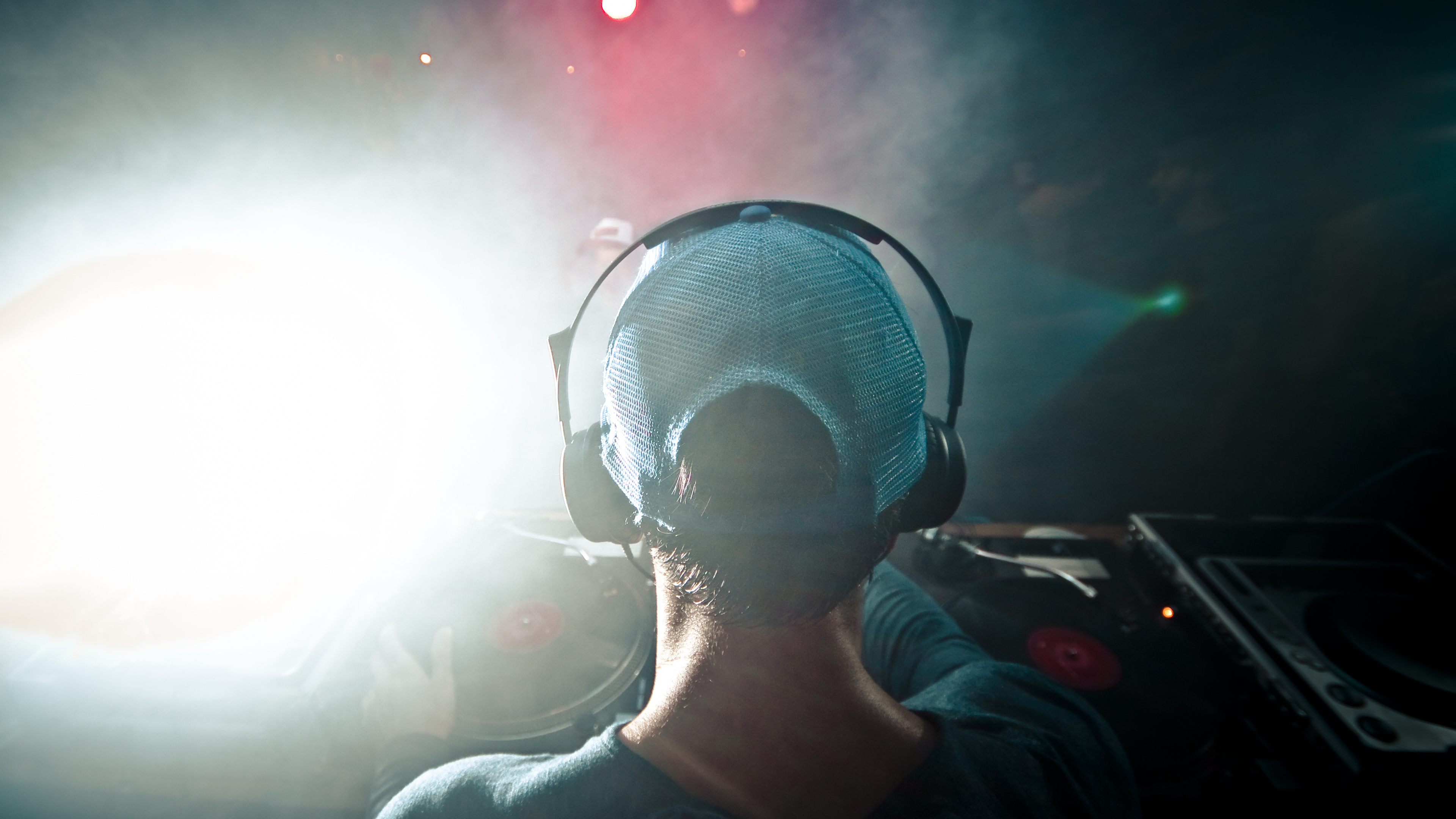 Обои электронная танцевальная музыка, космос, диск жокей, аудио, граммофонная пластинка в разрешении 3840x2160