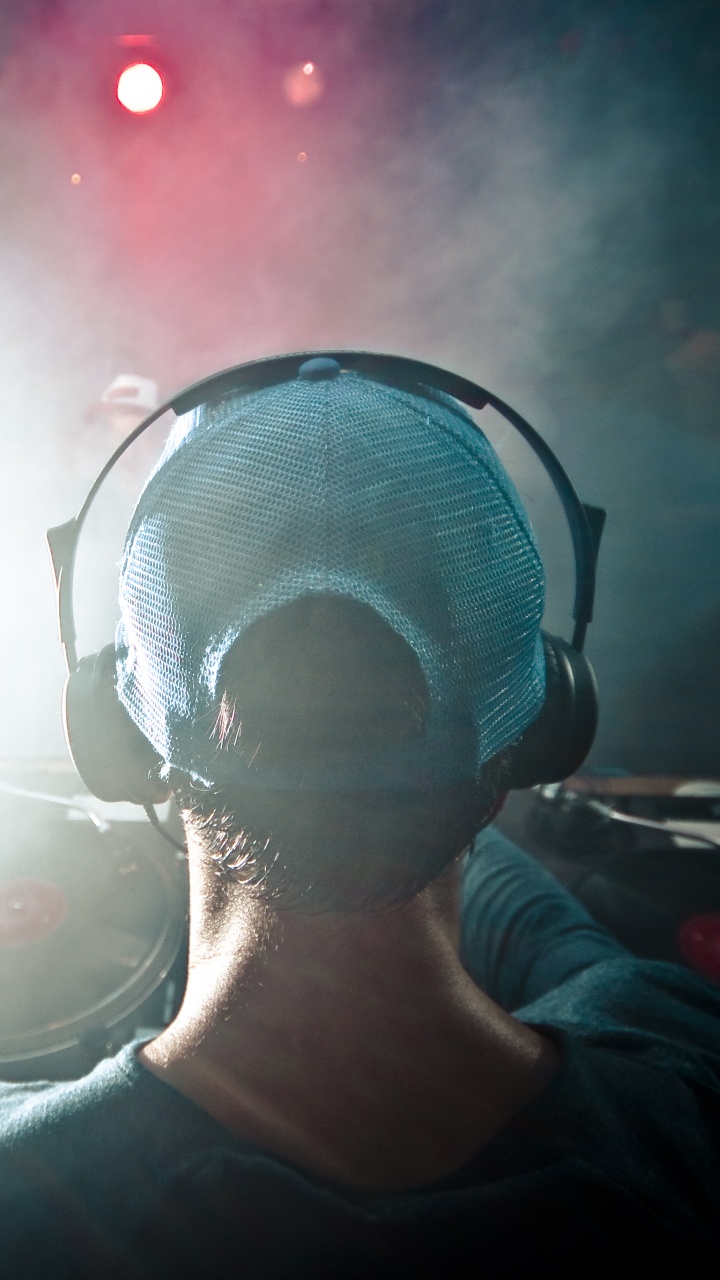 Обои электронная танцевальная музыка, космос, диск жокей, аудио, граммофонная пластинка в разрешении 720x1280