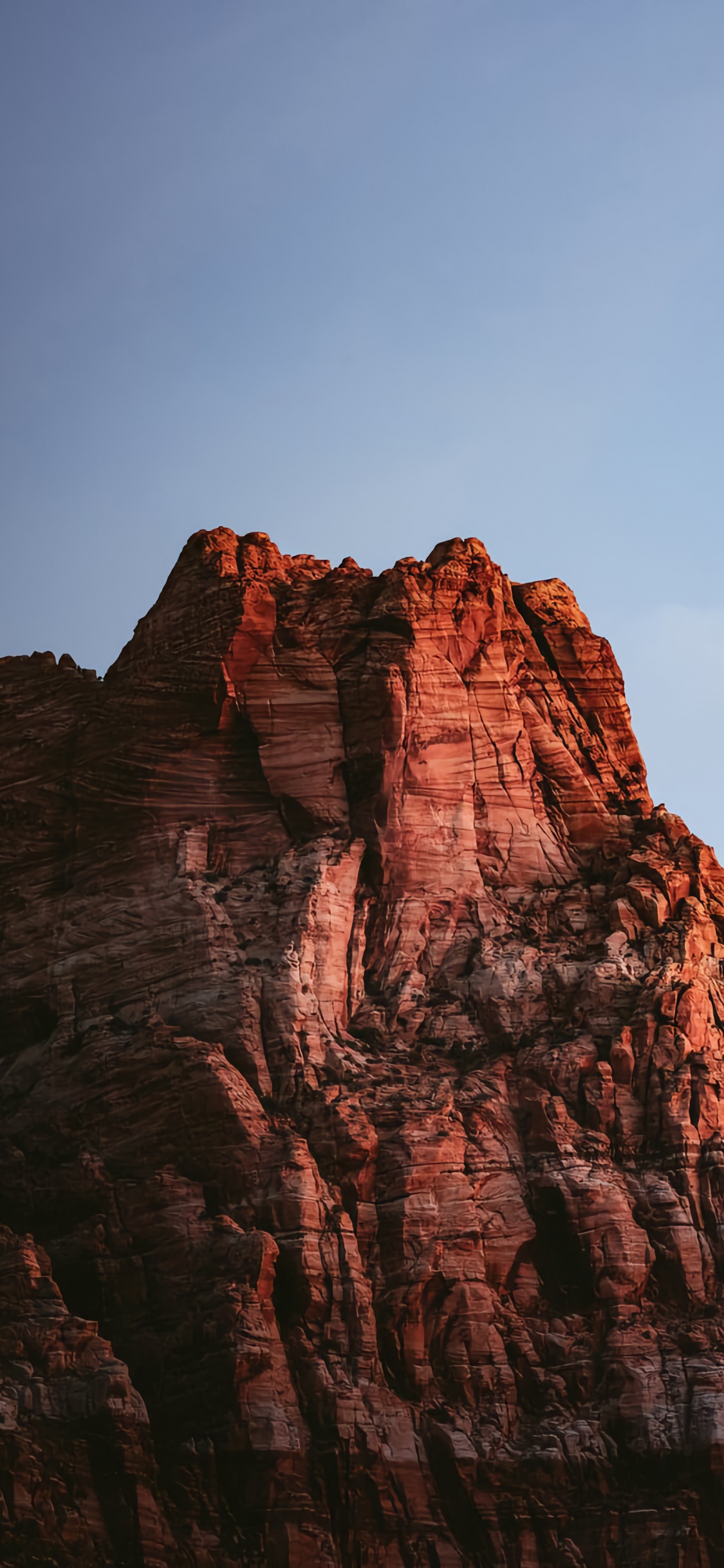 Обои облако, гора, коренная порода, природный ландшафт, дерево в разрешении 1125x2436