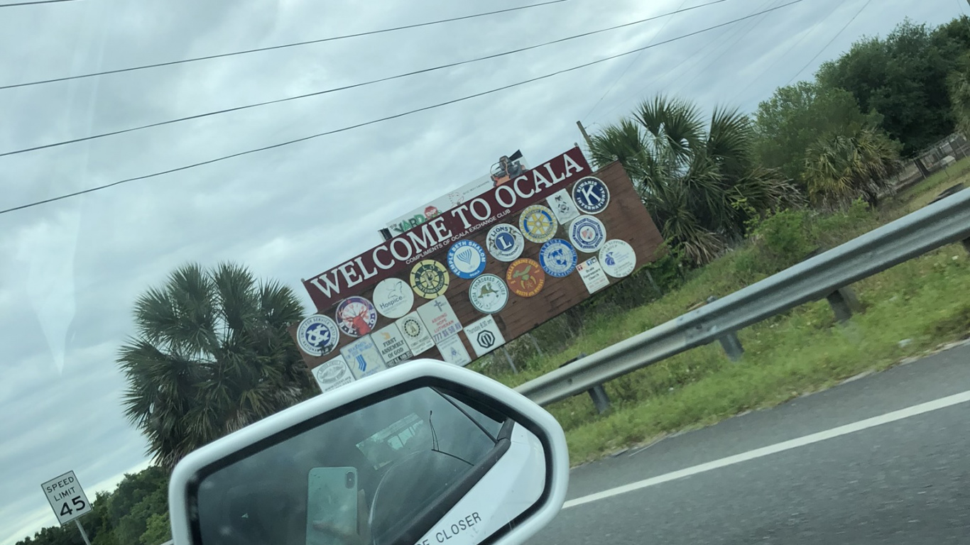 Обои ветровое стекло, Король, компактный автомобиль, автомобильное зеркало, стекло в разрешении 1366x768