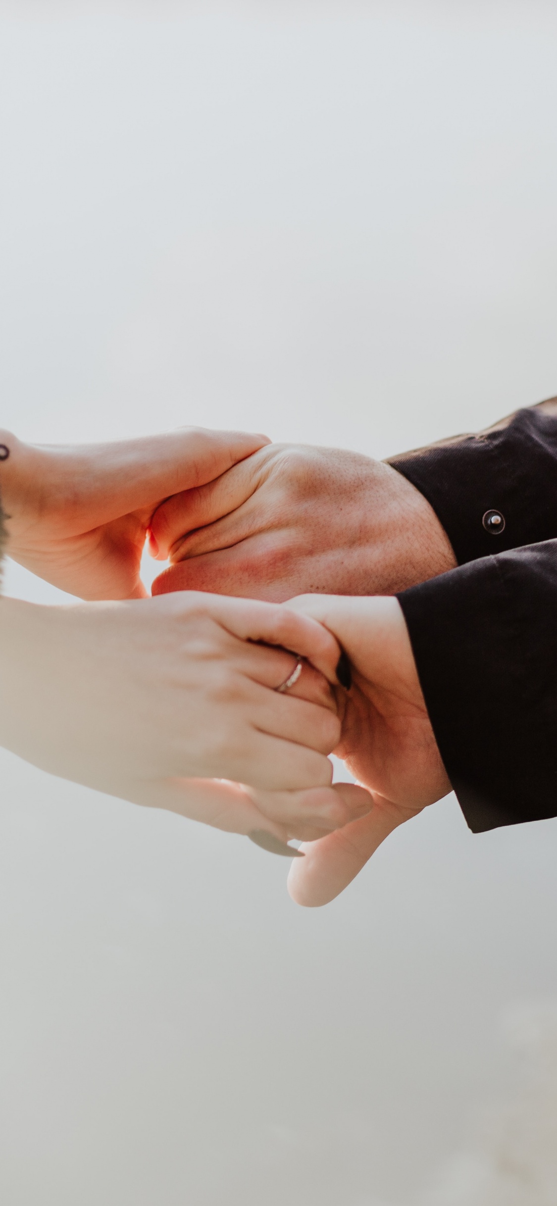 Обои Мужчина обнимает женщину, кожаная куртка, Zamila Инк, Zamila, крепкое объятие в разрешении 1125x2436