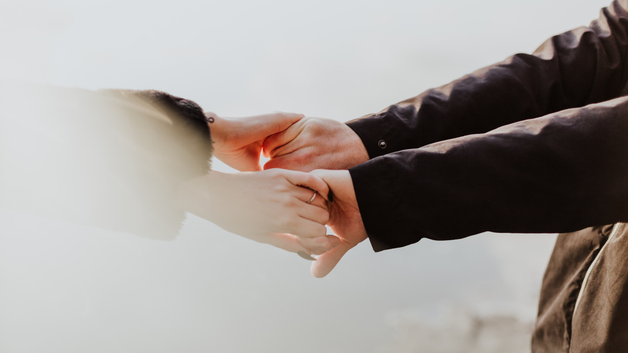 Обои Мужчина обнимает женщину, кожаная куртка, Zamila Инк, Zamila, крепкое объятие в разрешении 1280x720