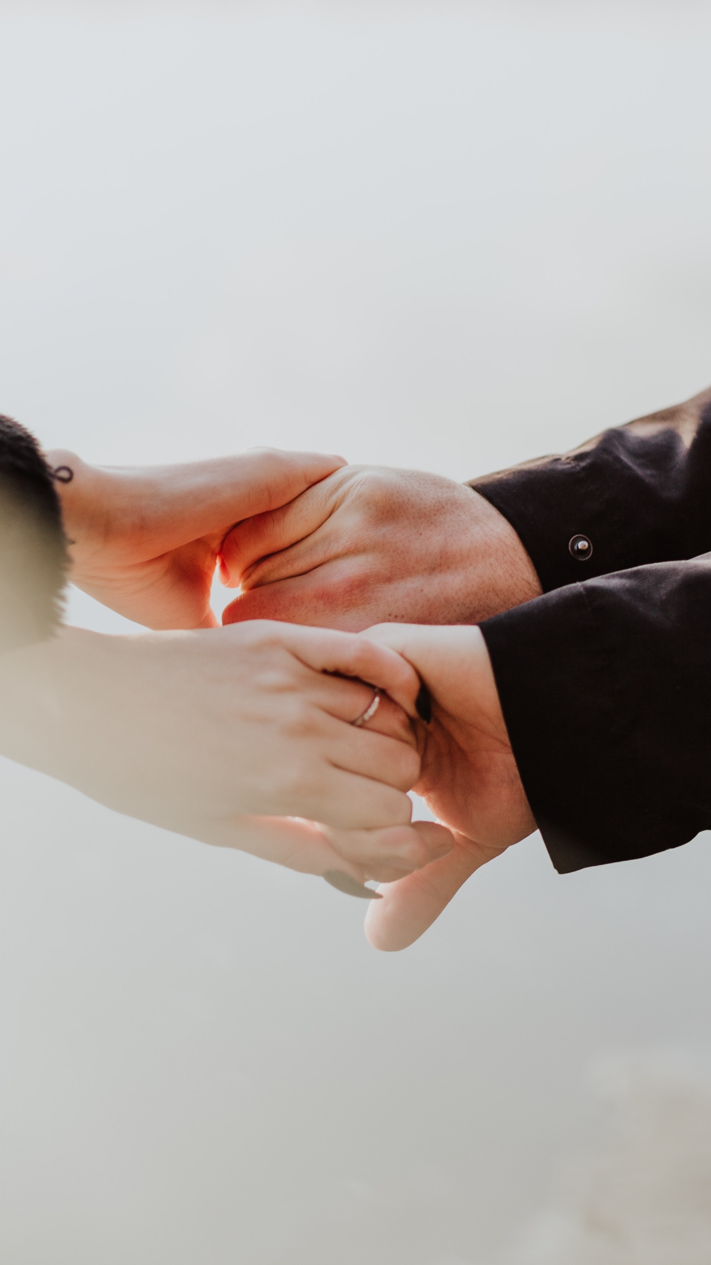 Обои Мужчина обнимает женщину, кожаная куртка, Zamila Инк, Zamila, крепкое объятие в разрешении 1440x2560