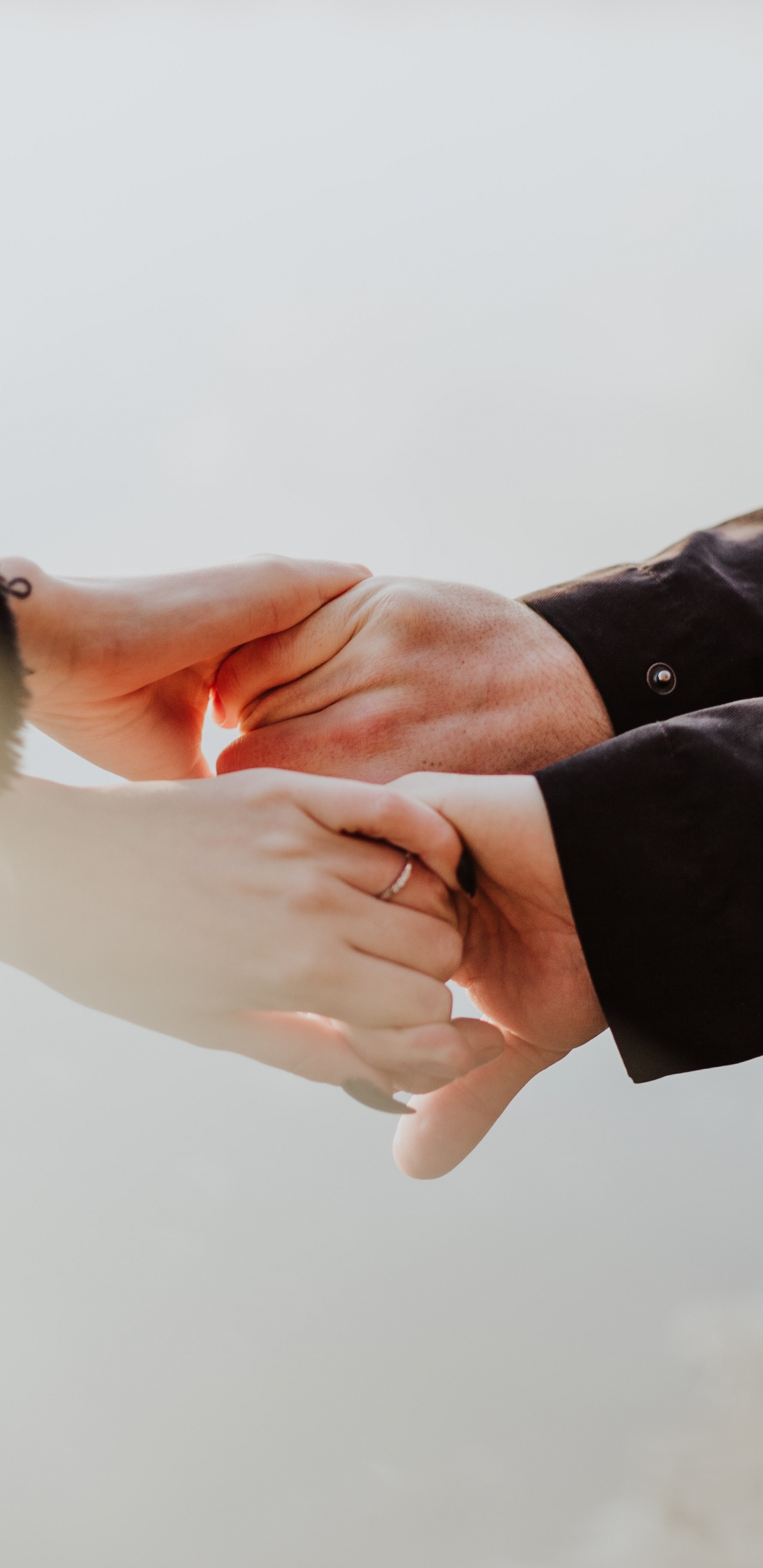 Обои Мужчина обнимает женщину, кожаная куртка, Zamila Инк, Zamila, крепкое объятие в разрешении 1440x2960