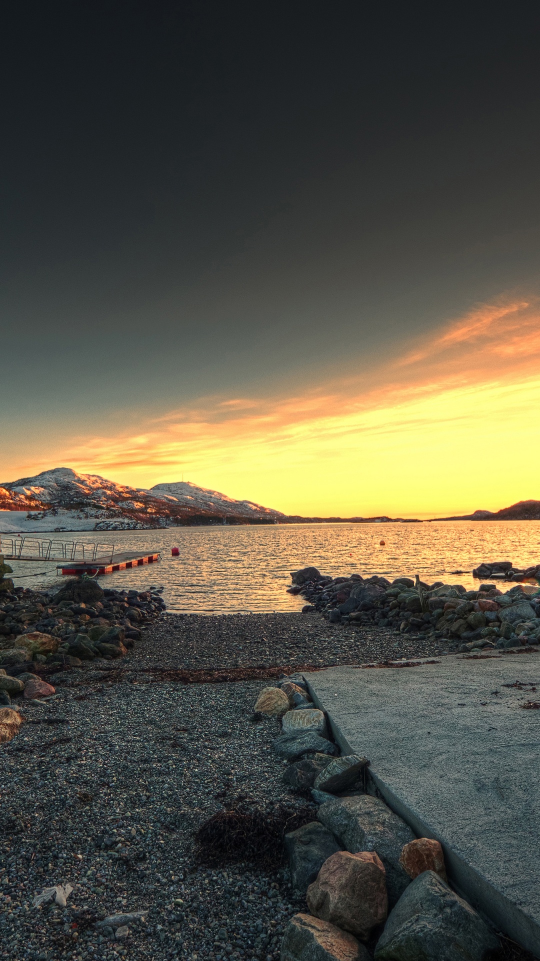 Обои закат, облако, вода, гора, послесвечение в разрешении 1080x1920