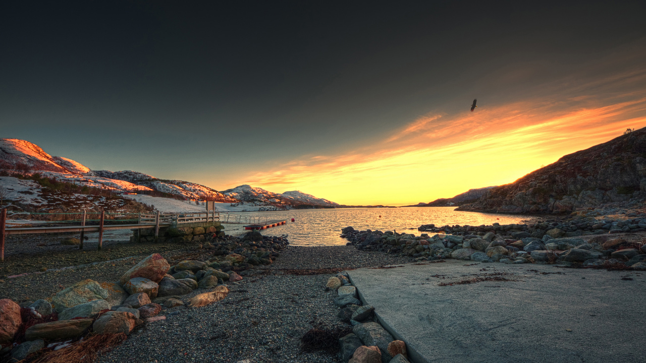 Обои закат, облако, вода, гора, послесвечение в разрешении 1280x720