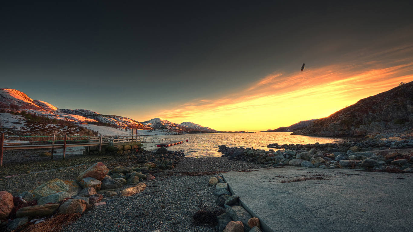 Обои закат, облако, вода, гора, послесвечение в разрешении 1366x768