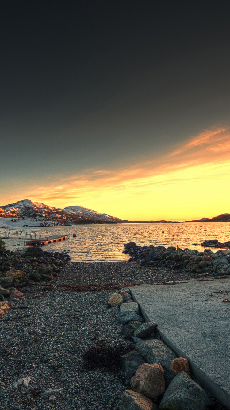 Обои закат, облако, вода, гора, послесвечение в разрешении 750x1334