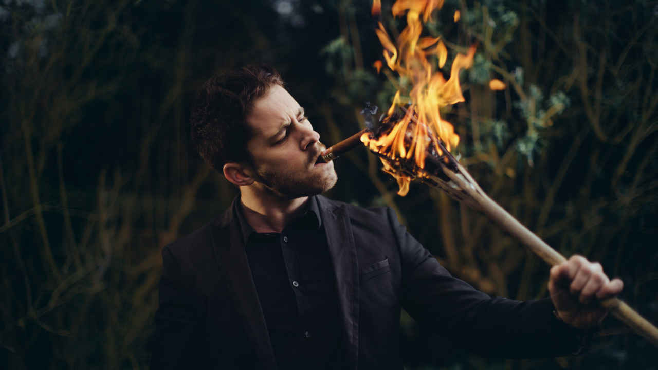 Обои темнота, растение, мальчик, видео, whatsapp в разрешении 1280x720