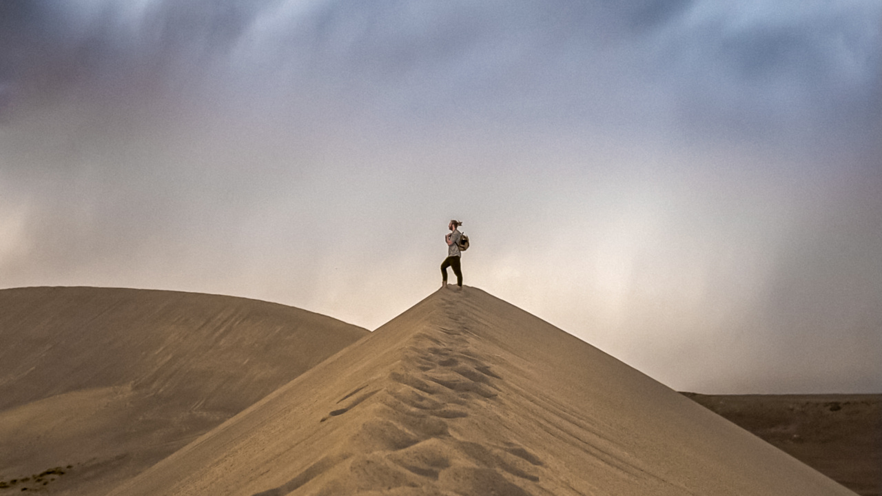 Обои облако, макарон, склон, местность, дерево в разрешении 1280x720