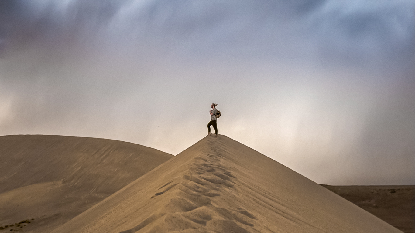 Обои облако, макарон, склон, местность, дерево в разрешении 1366x768