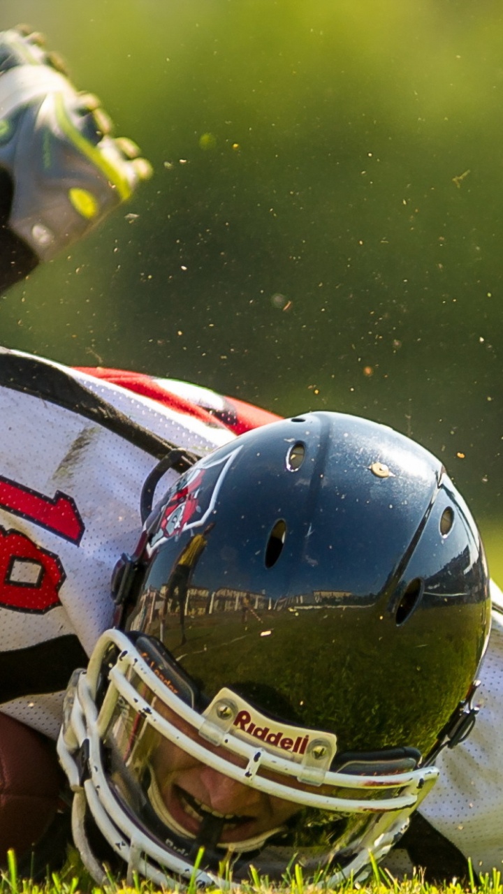 Обои американский футбол, футбольный шлем, мяч, снаряжение, шлем в разрешении 720x1280
