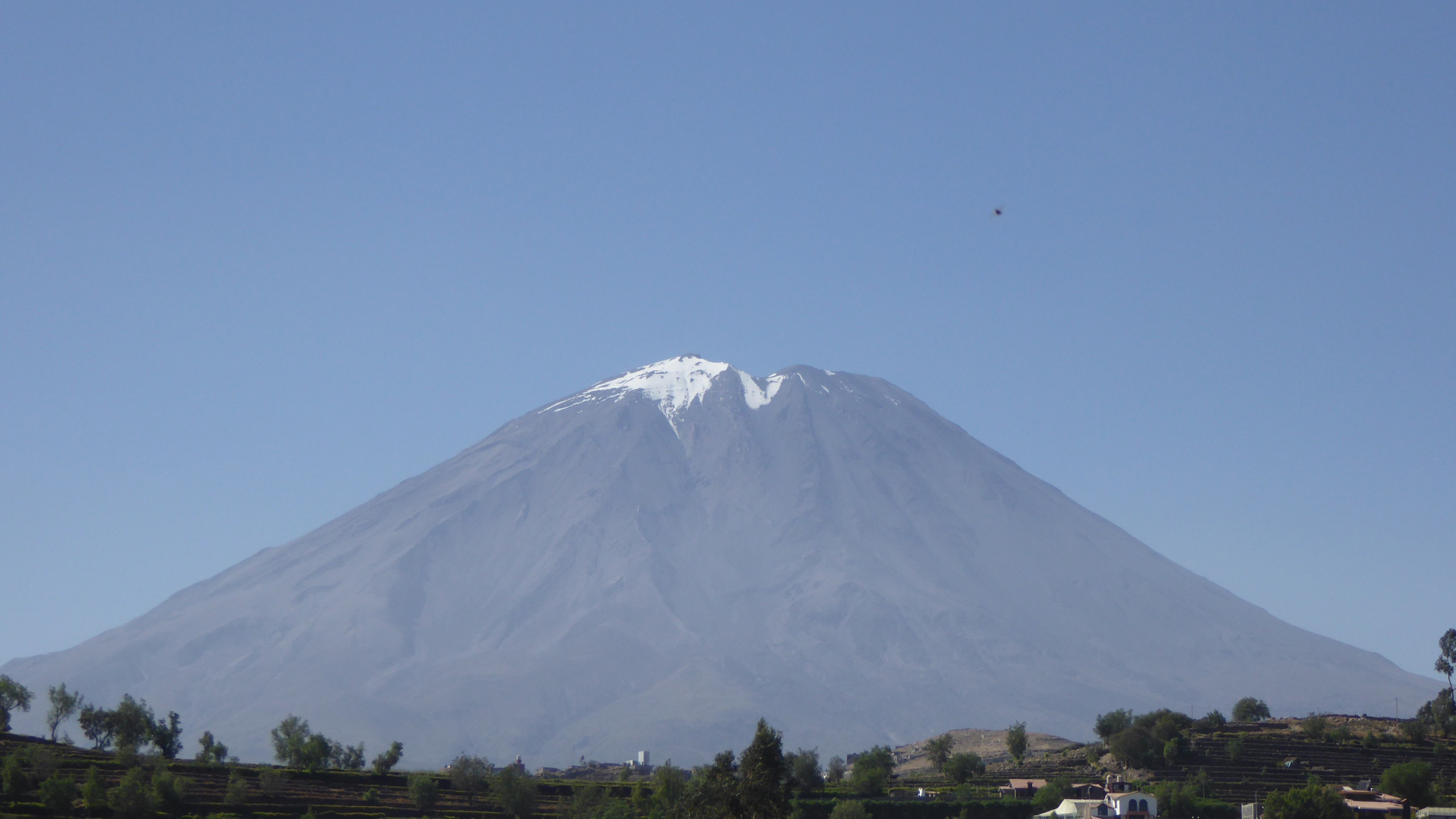 Обои стратовулкан, пейзажи гор, гора, потухший вулкан, вулканического рельефа в разрешении 2560x1440