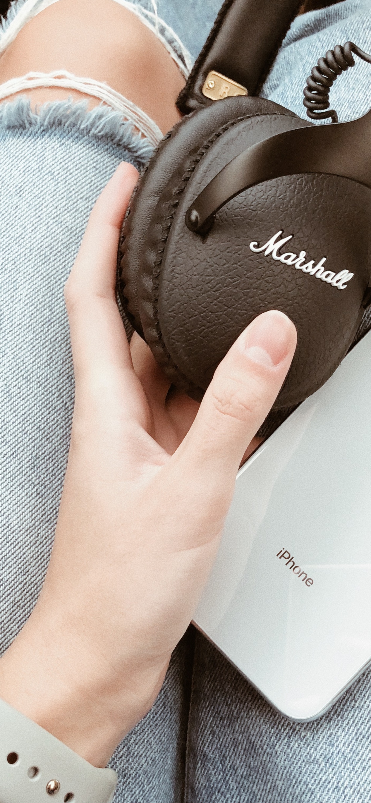 Обои Маршалл, iPhone, стек Маршалла, наушники, палец в разрешении 1242x2688