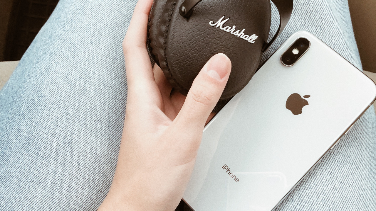 Обои Маршалл, iPhone, стек Маршалла, наушники, палец в разрешении 1280x720