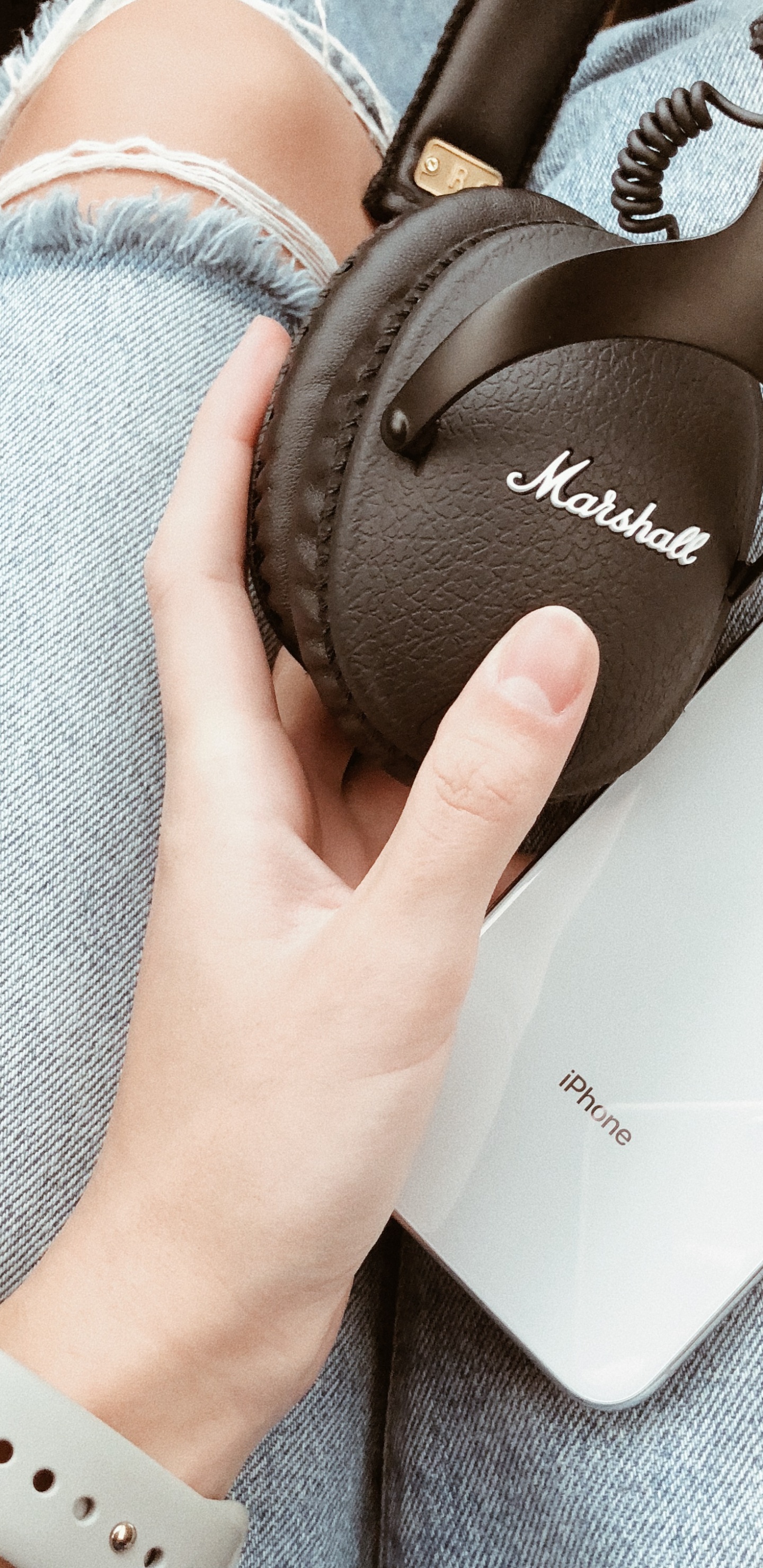 Обои Маршалл, iPhone, стек Маршалла, наушники, палец в разрешении 1440x2960