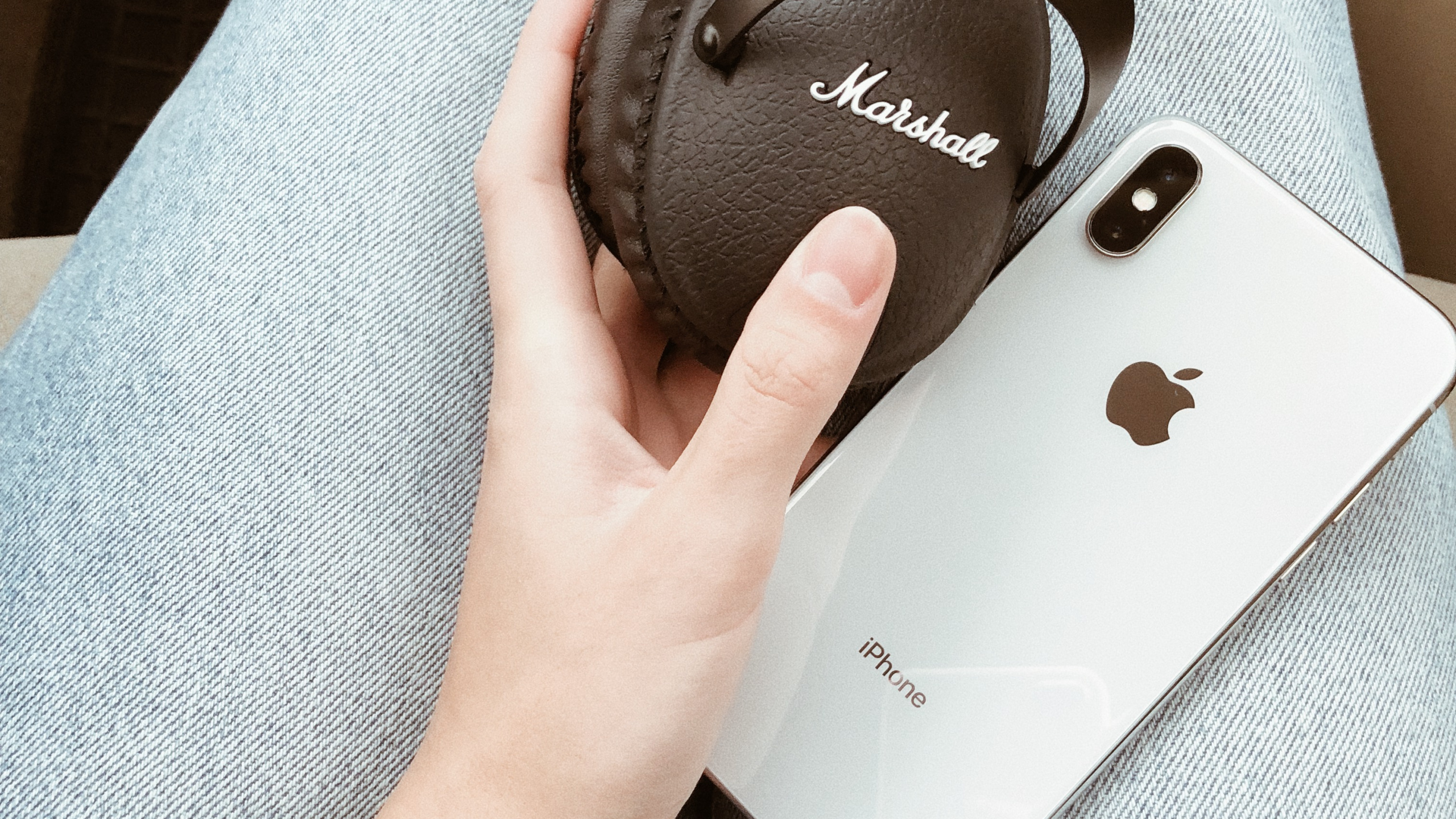 Обои Маршалл, iPhone, стек Маршалла, наушники, палец в разрешении 2560x1440