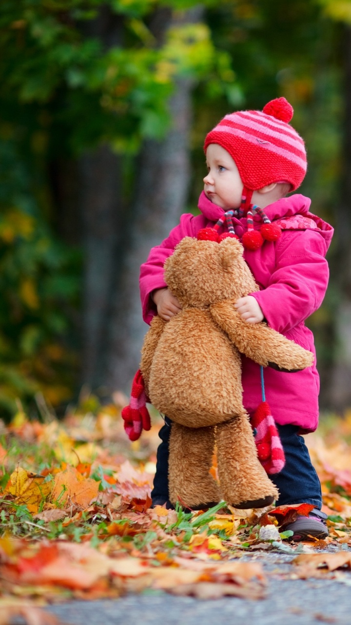 Обои осень, дерево, ребенок, листья, плюшевый мишка в разрешении 720x1280