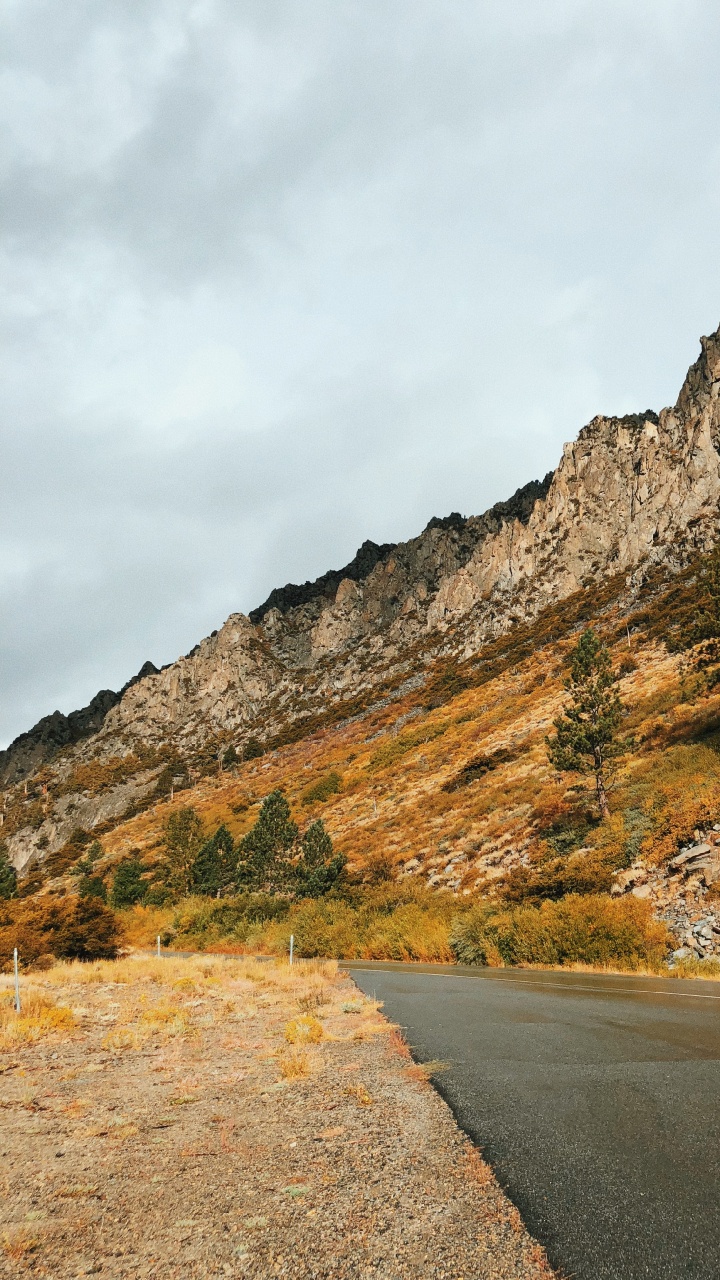 Обои дорога, горный рельеф, нагорье, дорожное покрытие, склон в разрешении 720x1280