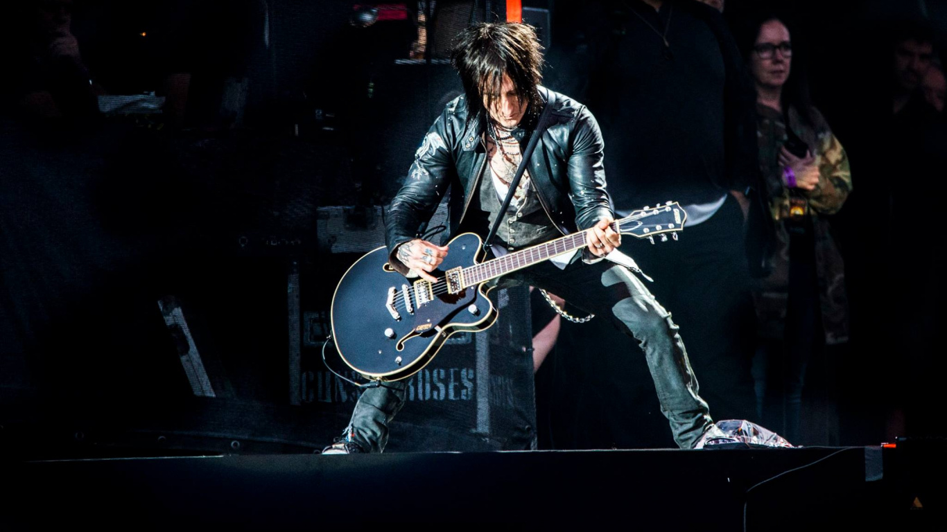 Обои басист, струнный инструмент, гитара, басгитара, концерт в разрешении 1366x768