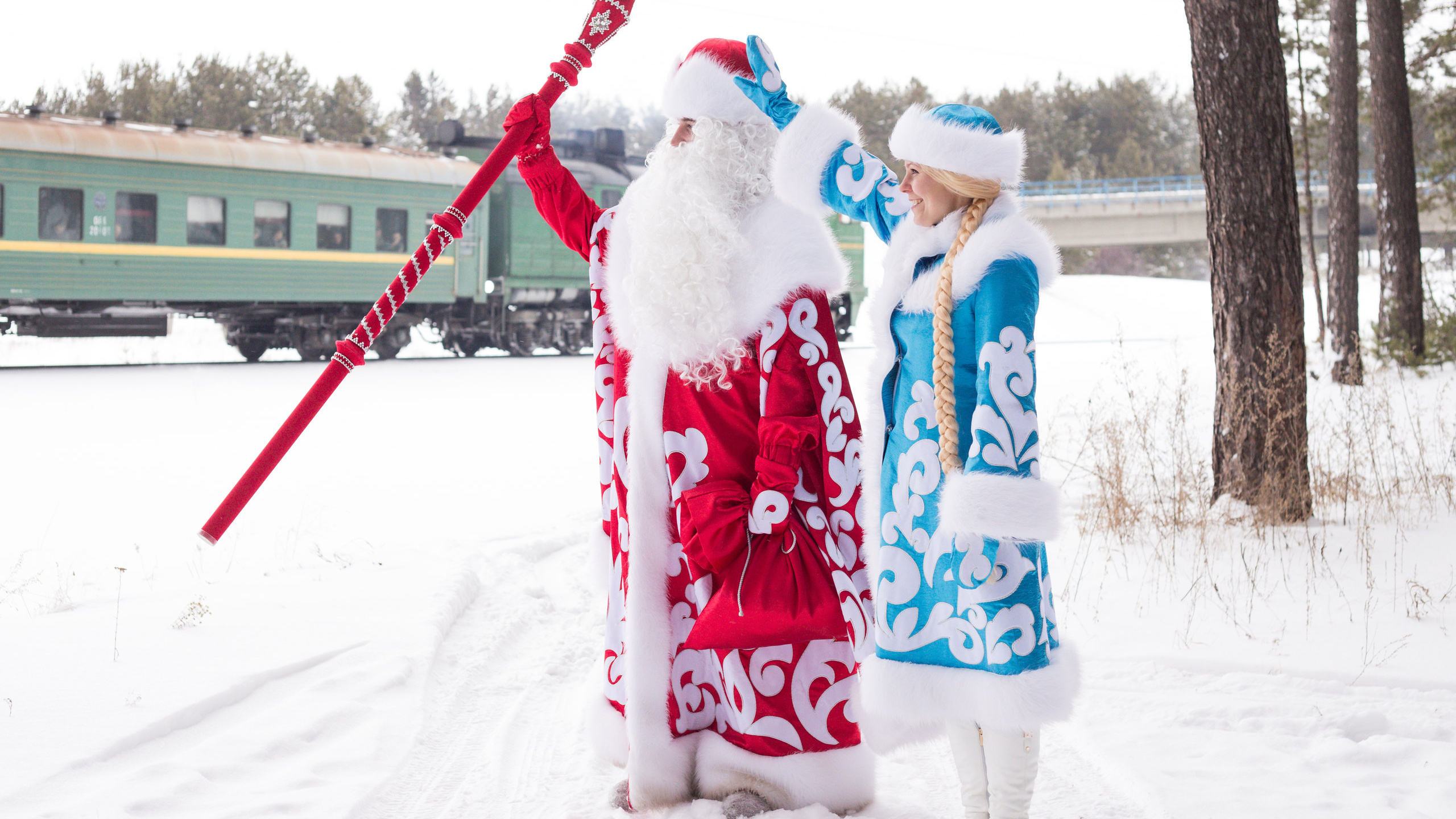 Обои зима, Дед Мороз, снегурочка, Санта-Клаус, Рождественский день в разрешении 2560x1440