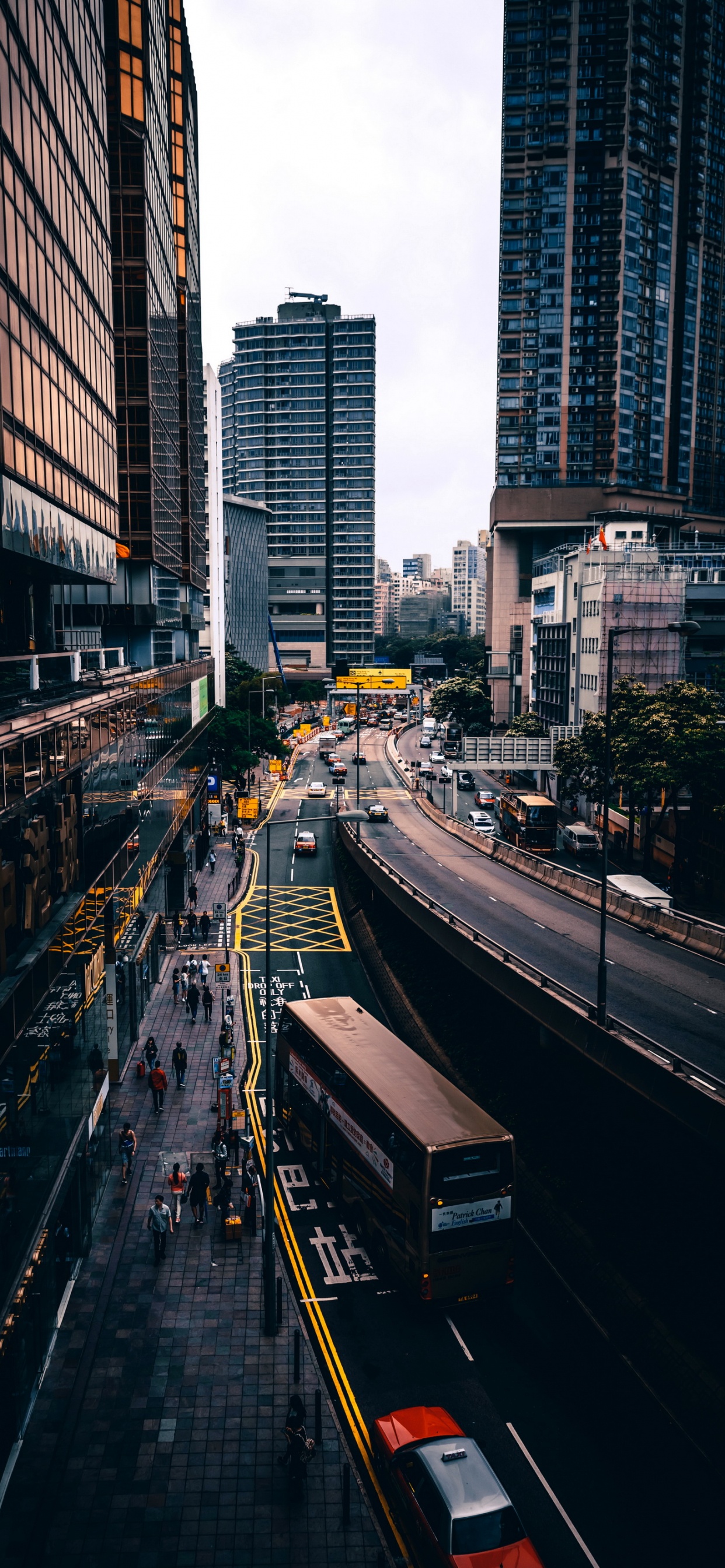 Обои Банк, здание, небоскреб, легковые автомобили, автобус в разрешении 1242x2688