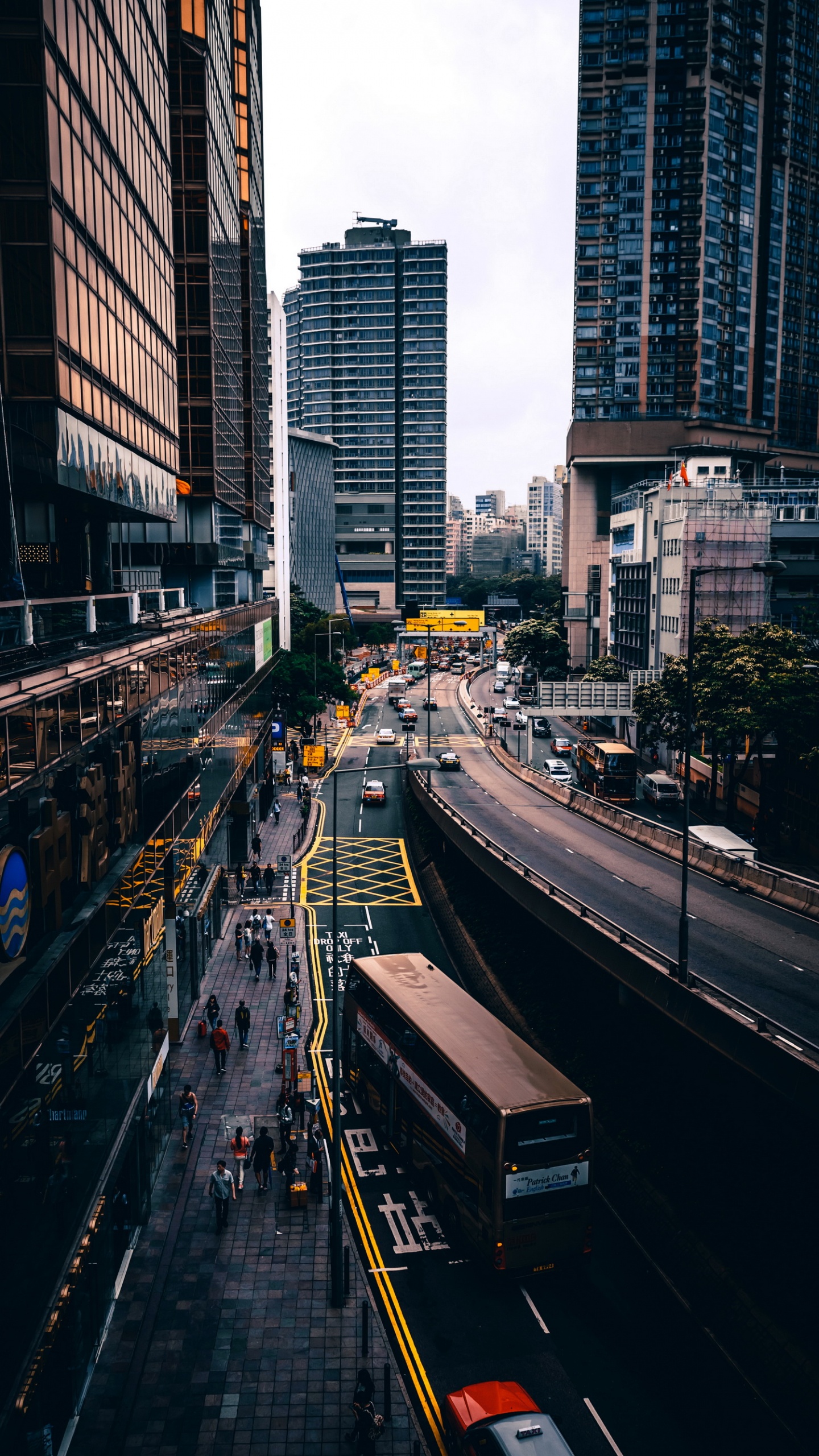 Обои Банк, здание, небоскреб, легковые автомобили, автобус в разрешении 1440x2560