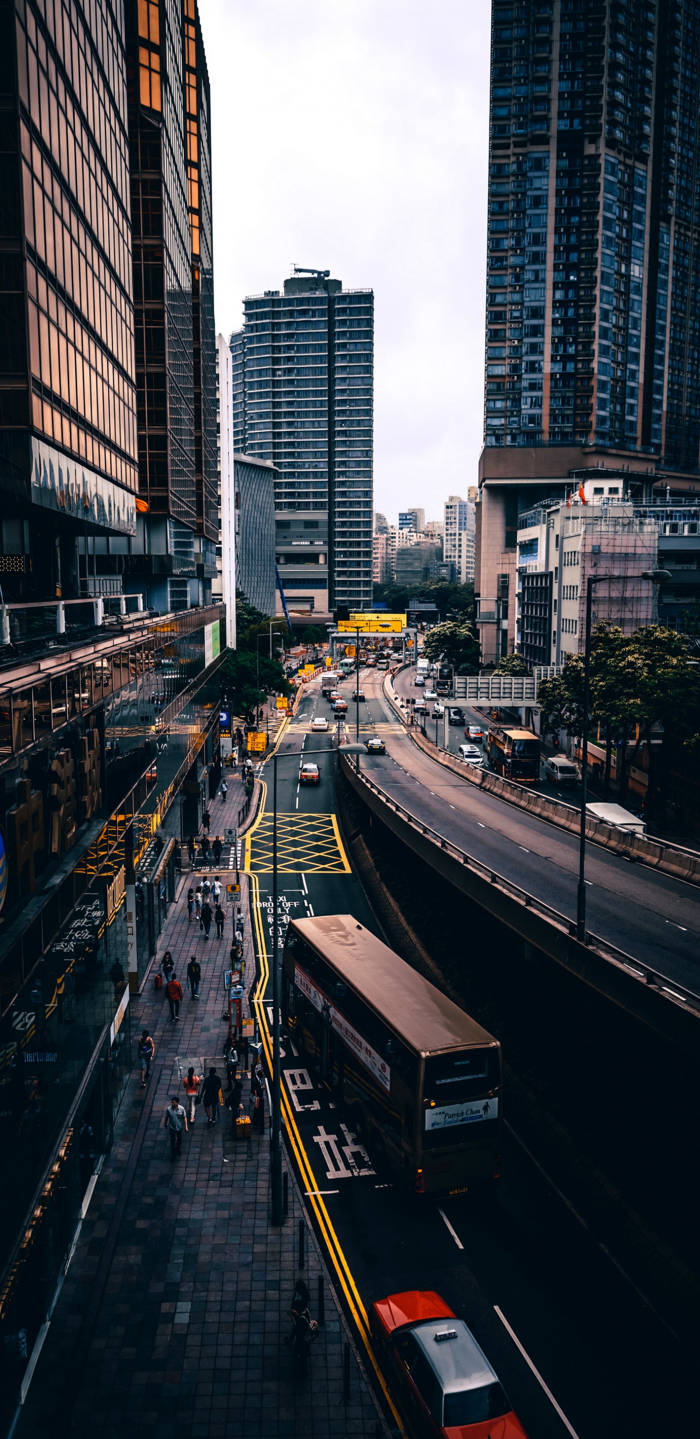 Обои Банк, здание, небоскреб, легковые автомобили, автобус в разрешении 1440x2960