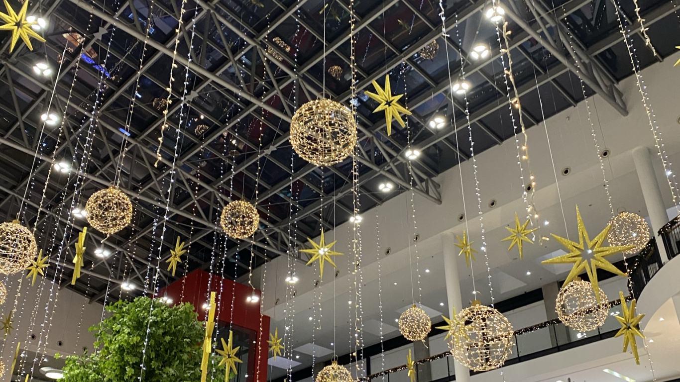 Обои торговый центр, освещение, потолок, дизайн интерьера, осветительная арматура в разрешении 1366x768