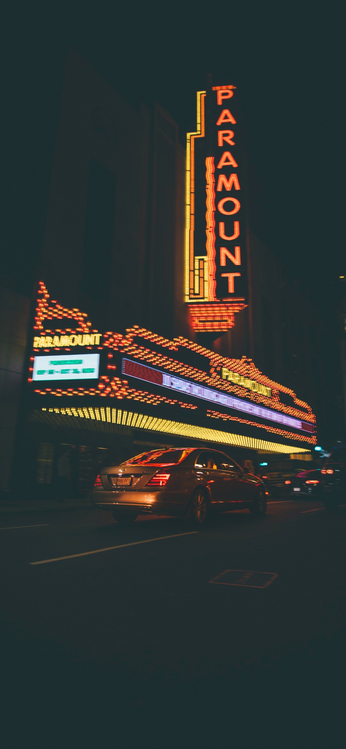 Обои Boston Common, здание, автомобильное освещение, электричество, электронные табло в разрешении 1125x2436