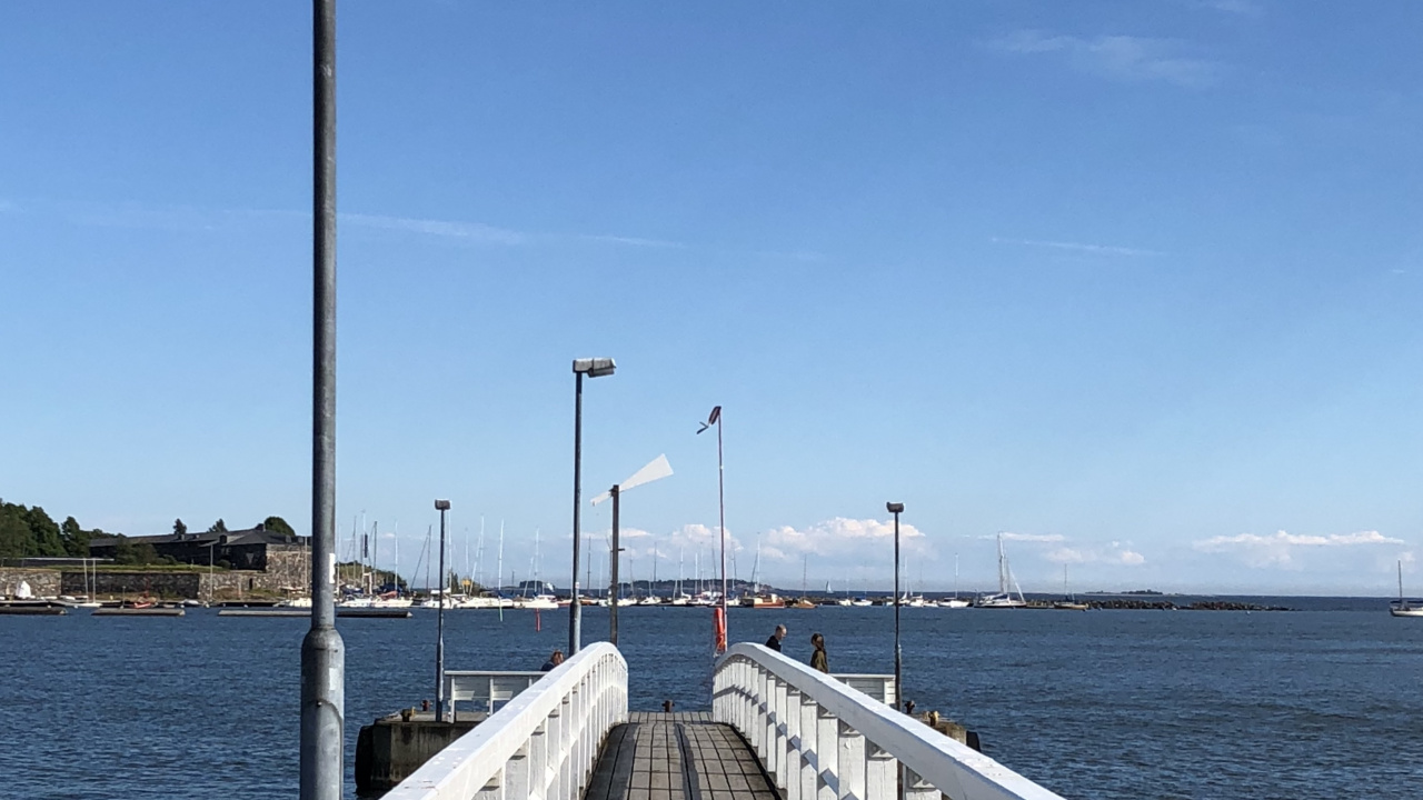 Обои море, вода, уличный фонарь, водный путь, горизонт в разрешении 1280x720