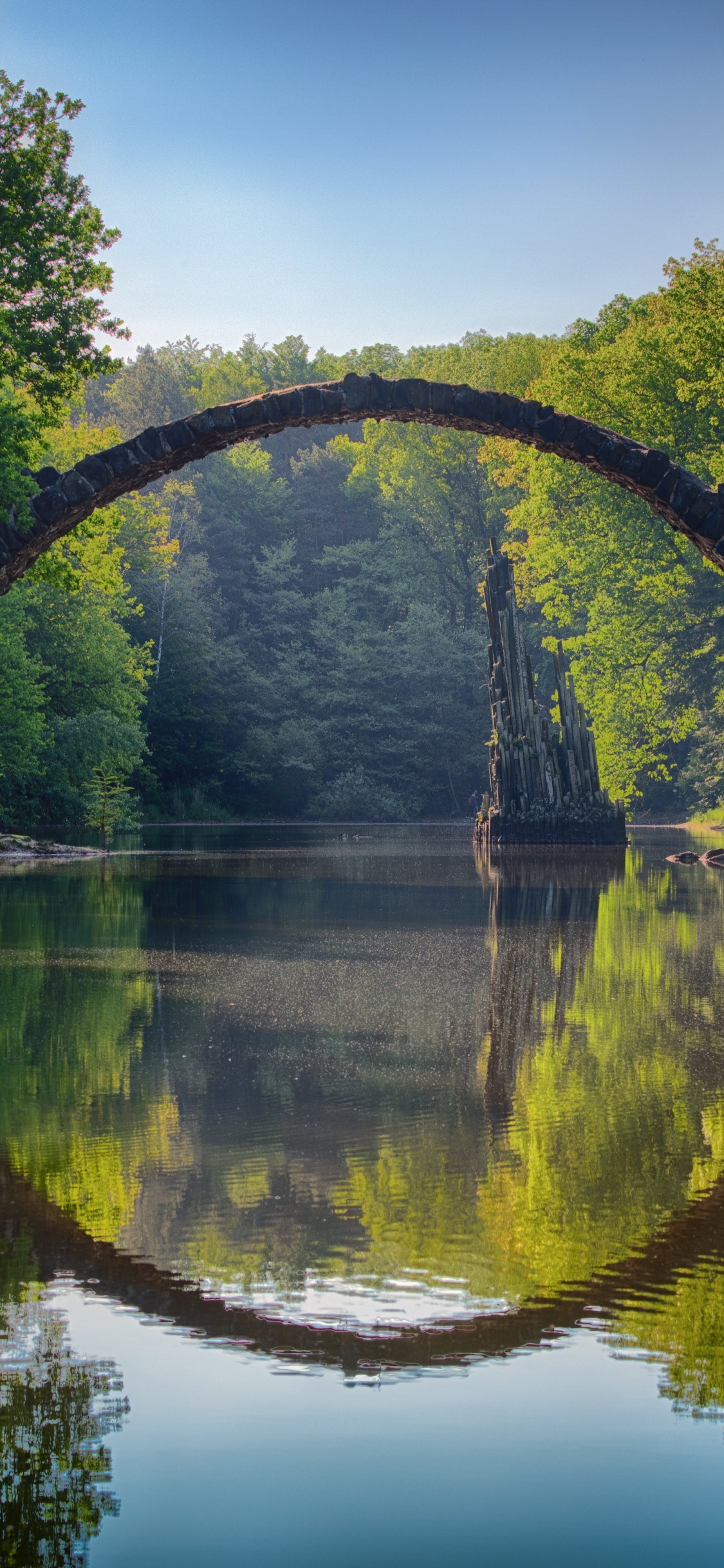 Обои Kromlau, мост, вода, растение, гидроресурсы в разрешении 1125x2436