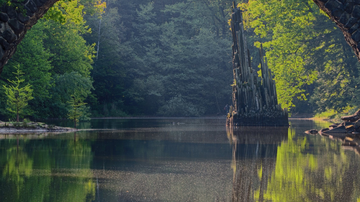 Обои Kromlau, мост, вода, растение, гидроресурсы в разрешении 1366x768