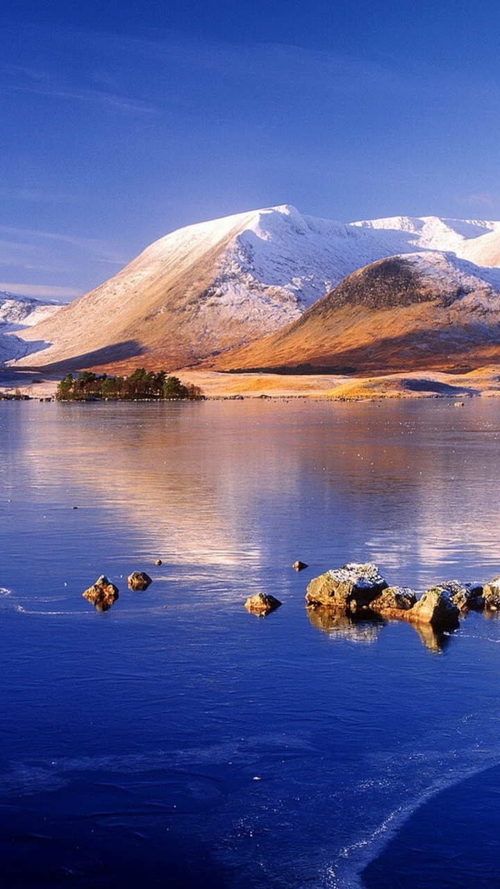 Обои зима, снег, гора, природа, отражение в разрешении 720x1280