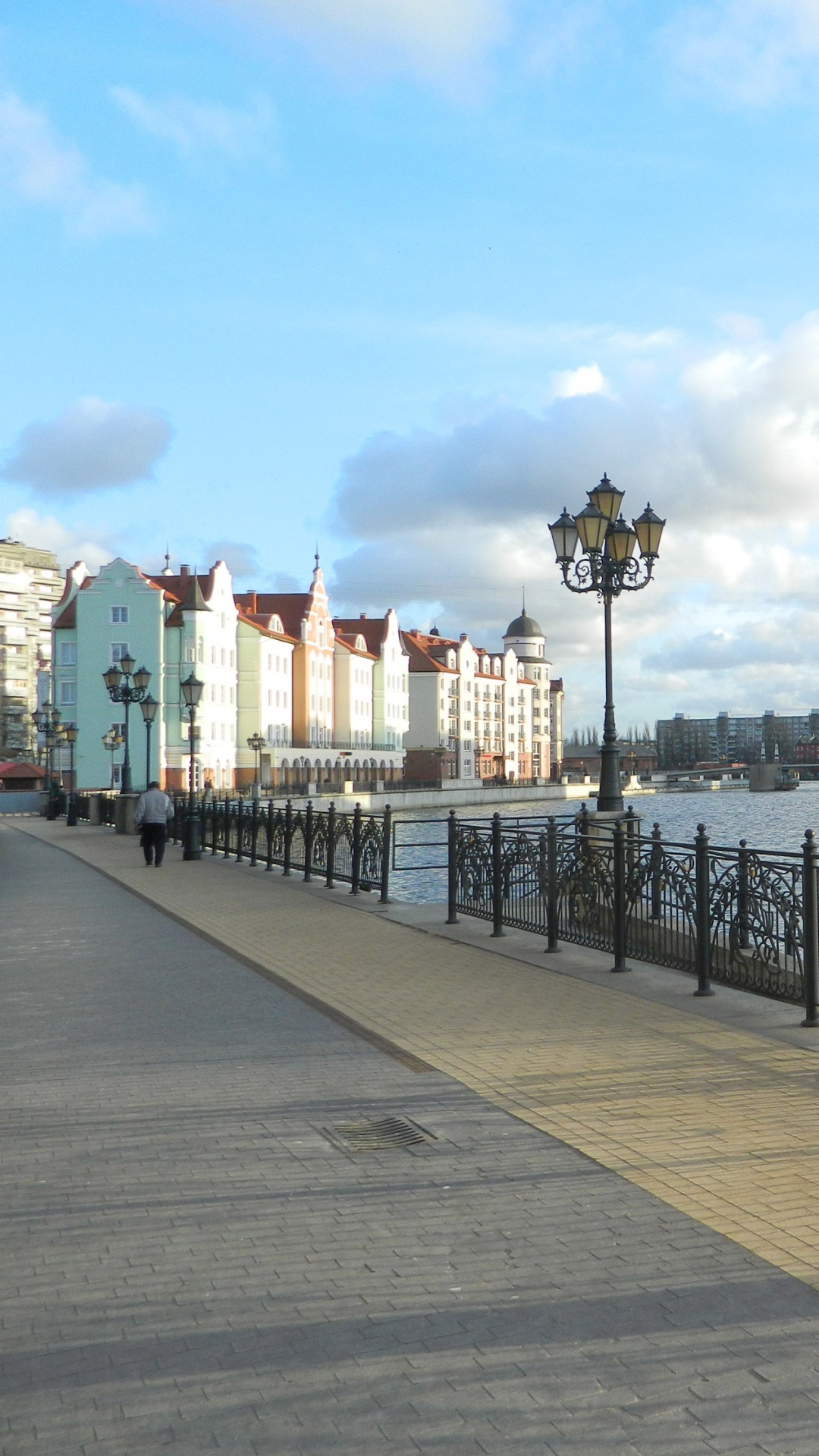 Обои Калининград, город, здание, дощатый настил, городской район в разрешении 1080x1920