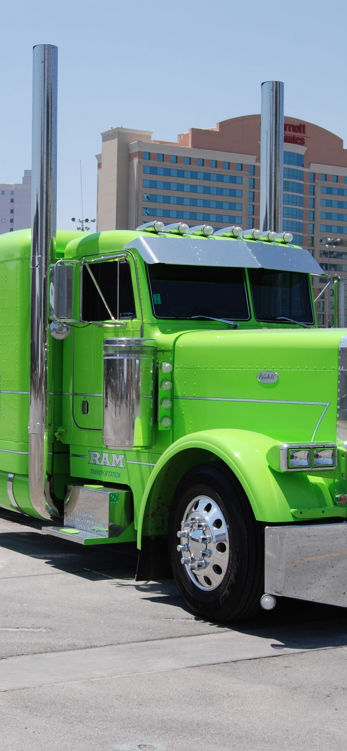 Обои большегруз, авто, грузовик, Петербилт 379, Большие буровые установки на шоссейные в разрешении 1125x2436