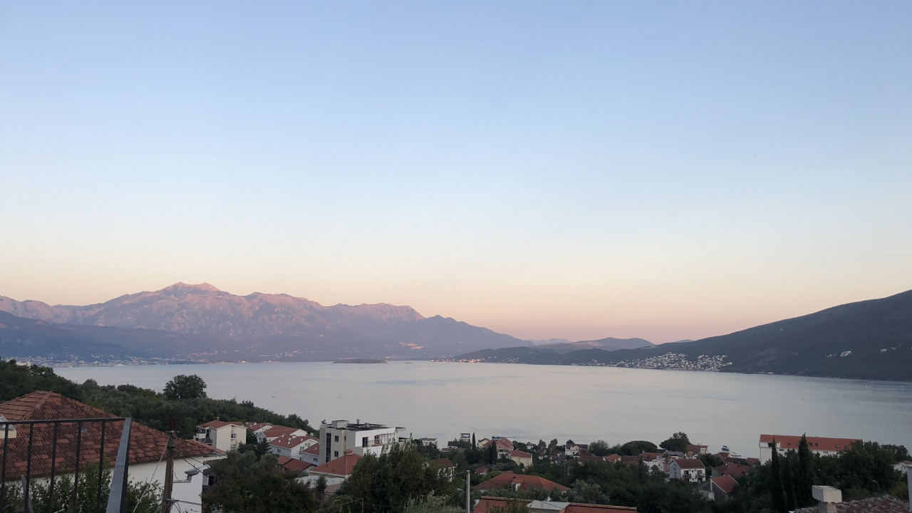 Обои пейзажи гор, горный хребет, вода, недвижимость, горный рельеф в разрешении 1280x720