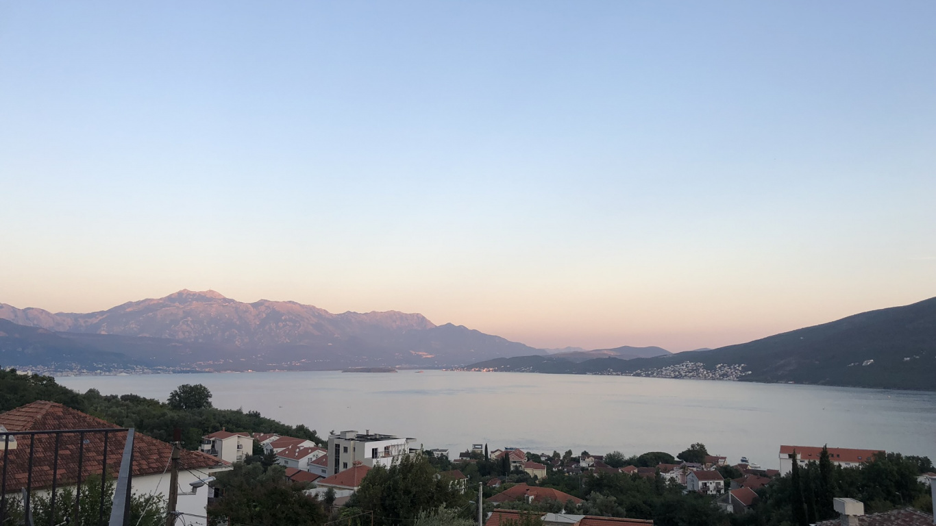 Обои пейзажи гор, горный хребет, вода, недвижимость, горный рельеф в разрешении 1366x768