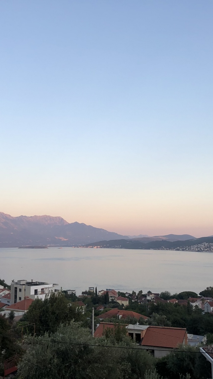 Обои пейзажи гор, горный хребет, вода, недвижимость, горный рельеф в разрешении 720x1280