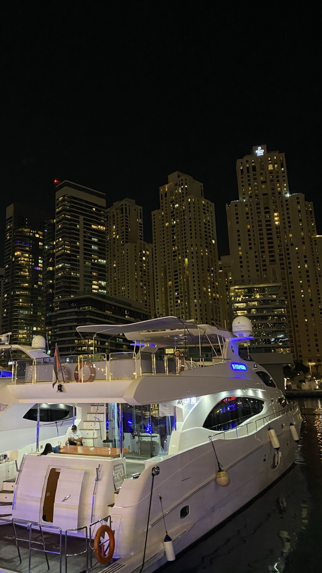 Обои ночь, город, судно, метрополия, небоскреб в разрешении 1080x1920